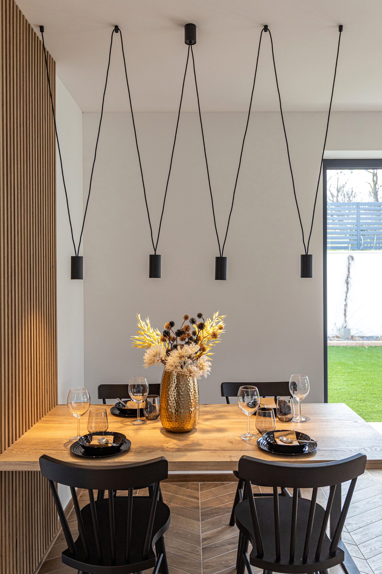 Dining area villa accommodation Balatonalmádi - Villa Porta Verde I modern dining room with gold vase and pendant lights