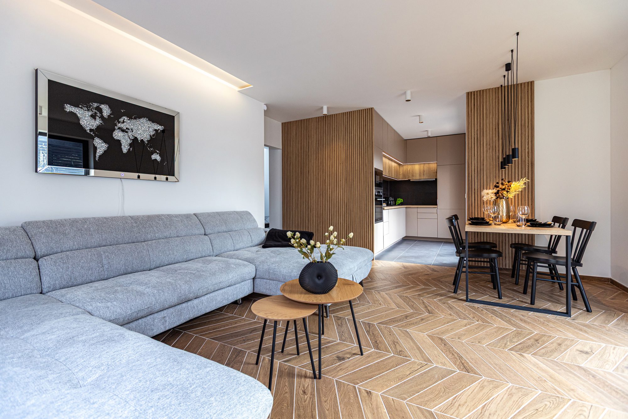Bedroom villa accommodation Balatonalmádi - Villa Porta Verde I bedroom with grey headboard and world map wall art