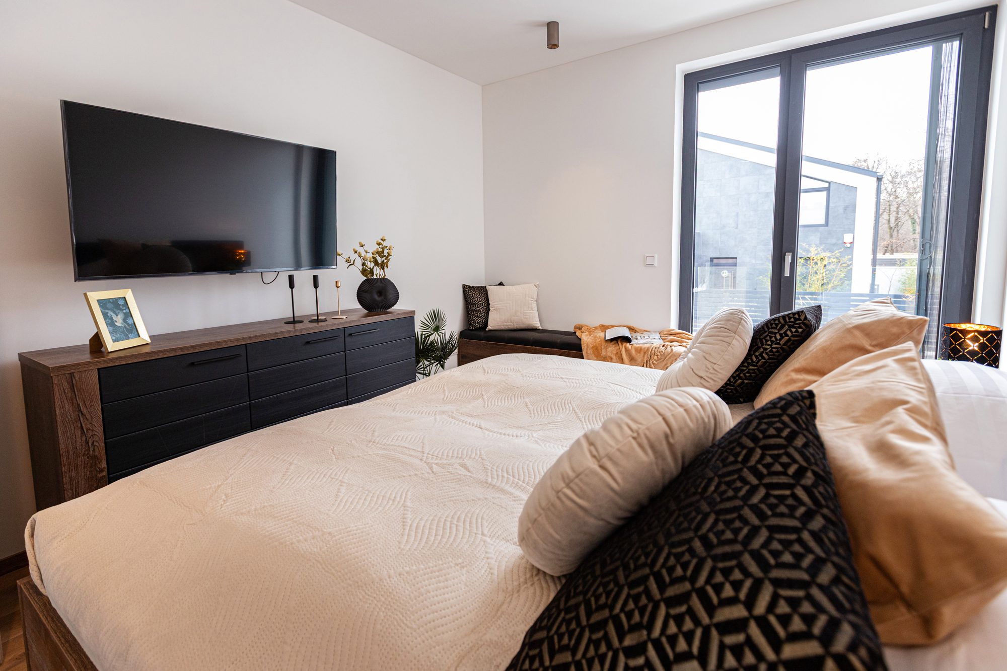 Bedroom villa accommodation Lake Balaton - Villa Porta Verde I bedroom with TV, dresser and glass door to outdoor