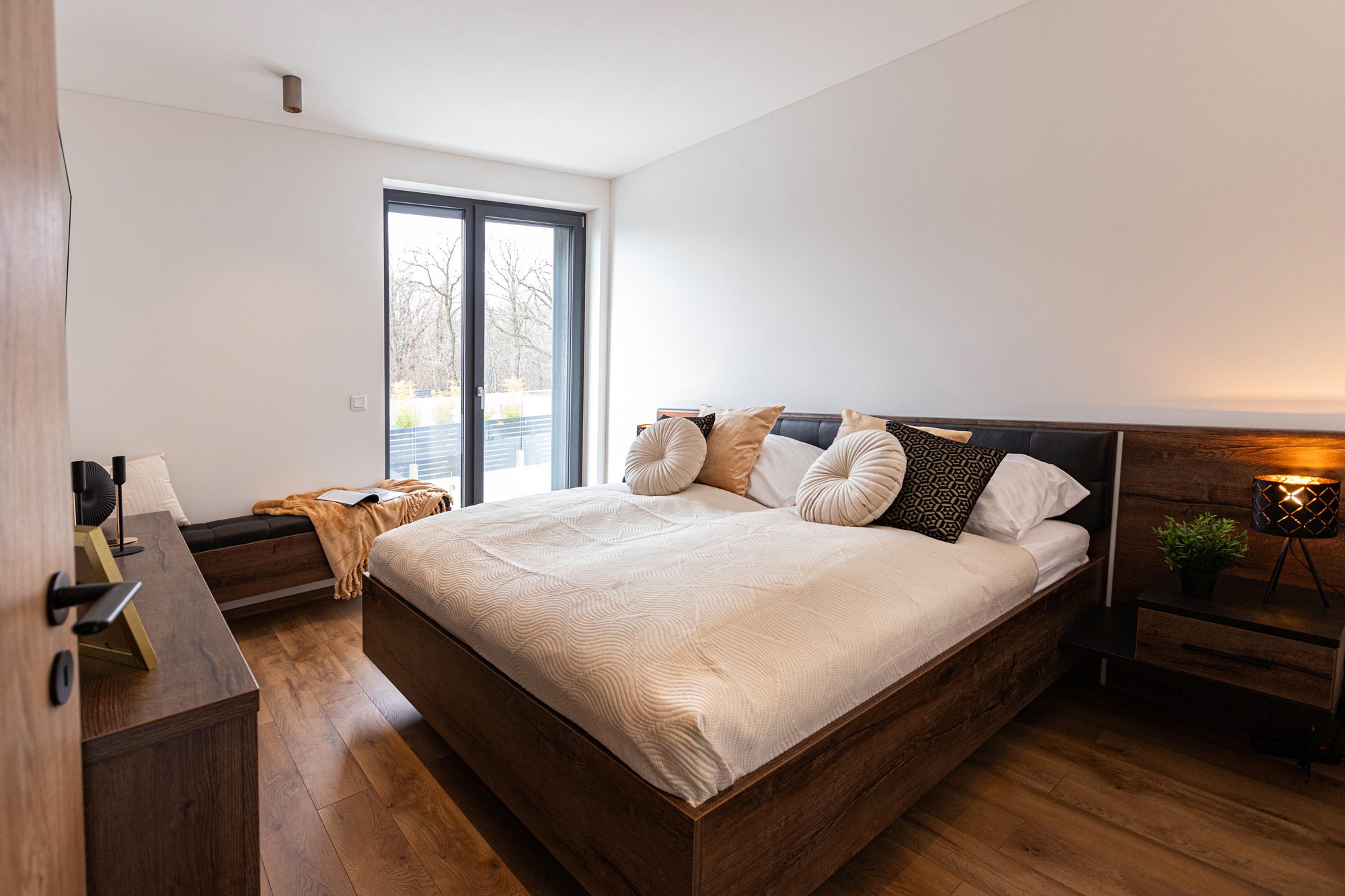 Bedroom villa rental Balatonalmádi - Villa Porta Verde I bedroom with headboard, bedside table and garden view