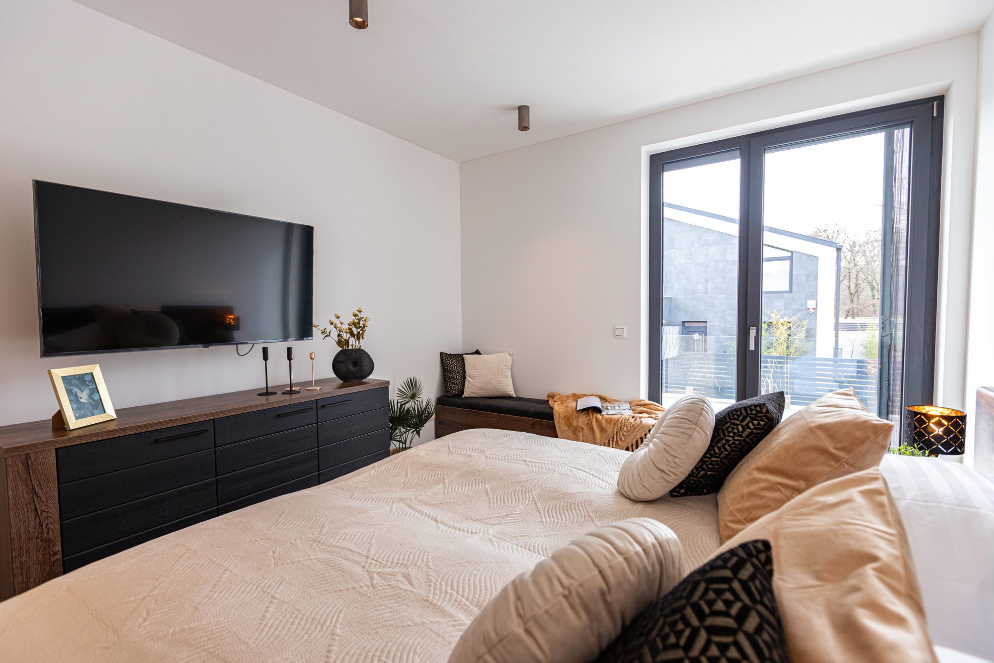 Bedroom villa Lake Balaton - Villa Porta Verde I bedroom with TV, dresser and glass door