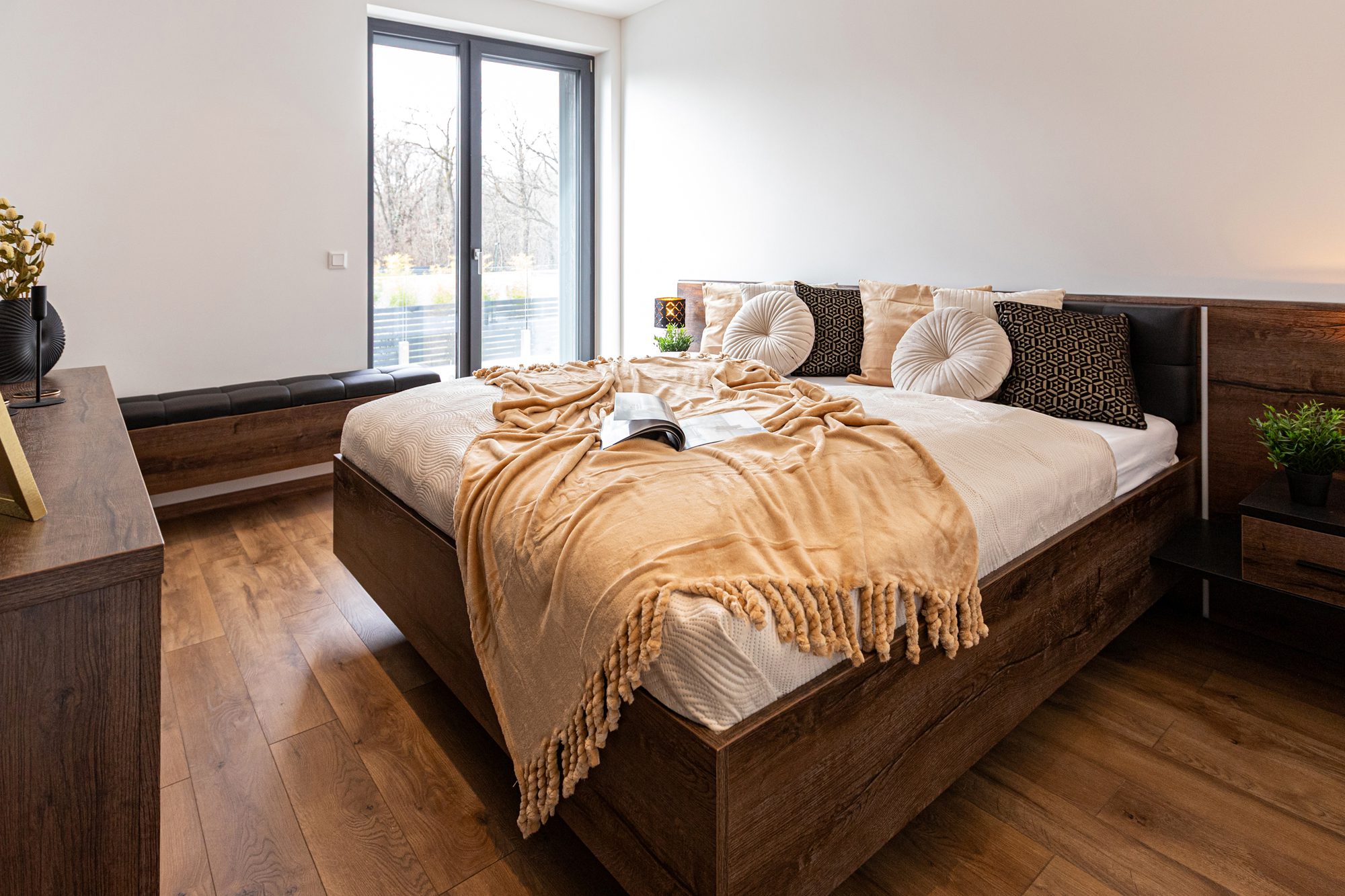 Bedroom villa accommodation Hungary - Villa Porta Verde I bedroom with TV, dresser and bench seating