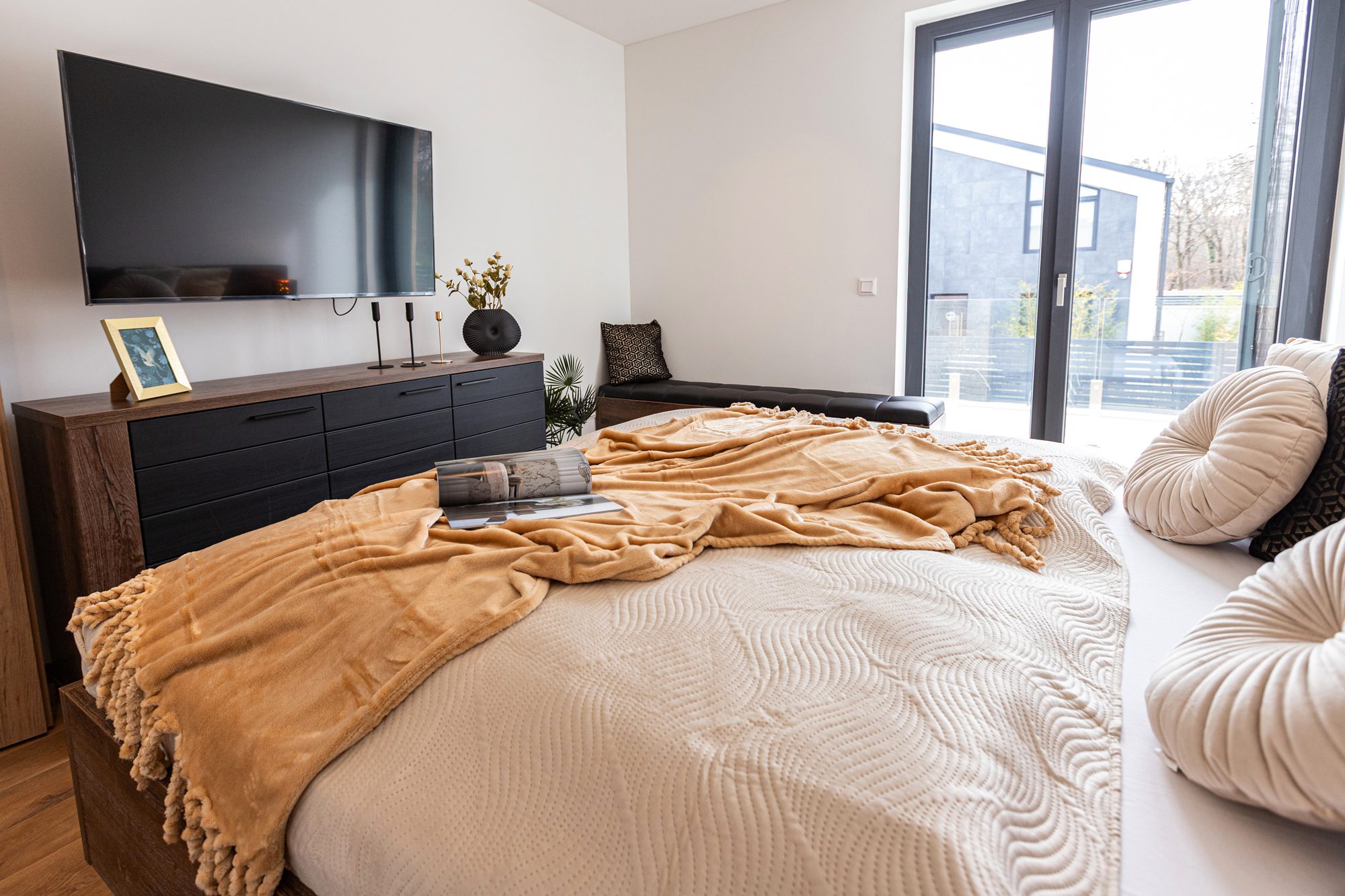 Bedroom villa rental Lake Balaton - Villa Porta Verde I bedroom with TV and glass sliding door to outdoor area