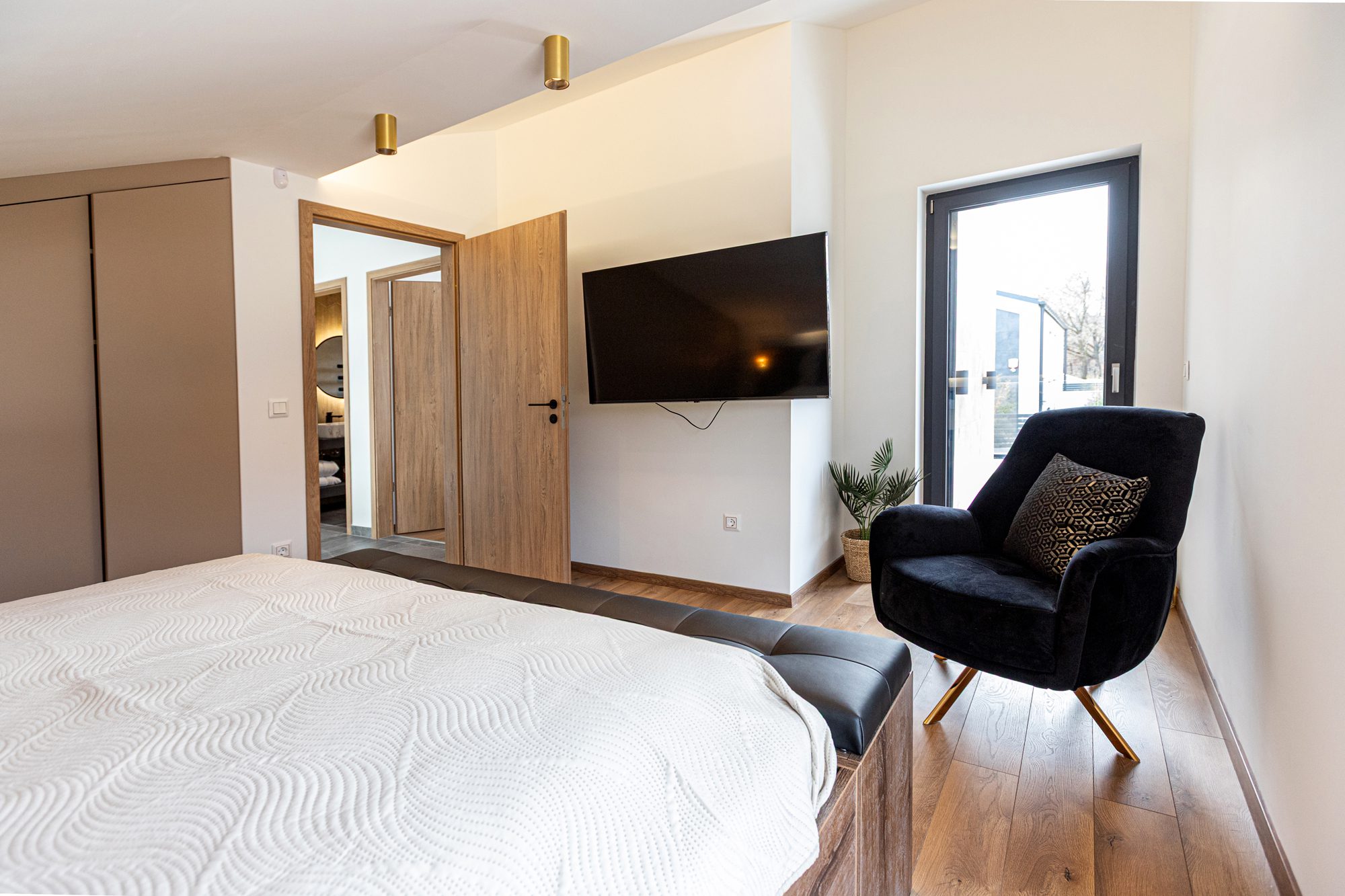 Living area villa accommodation Balatonalmádi - Villa Porta Verde I bedroom with built-in wardrobe and armchair