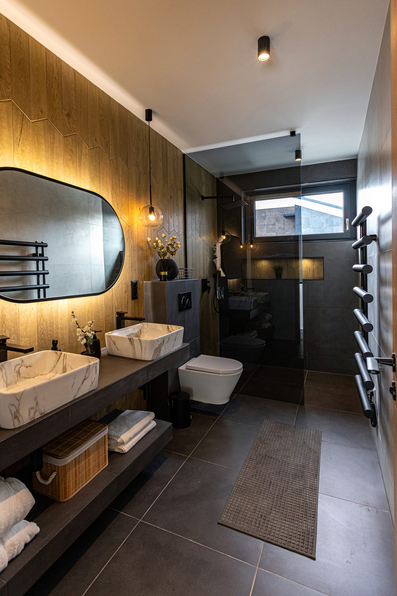 Bathroom villa accommodation Balatonalmádi - Villa Porta Verde I modern bathroom with double sink and walk-in shower