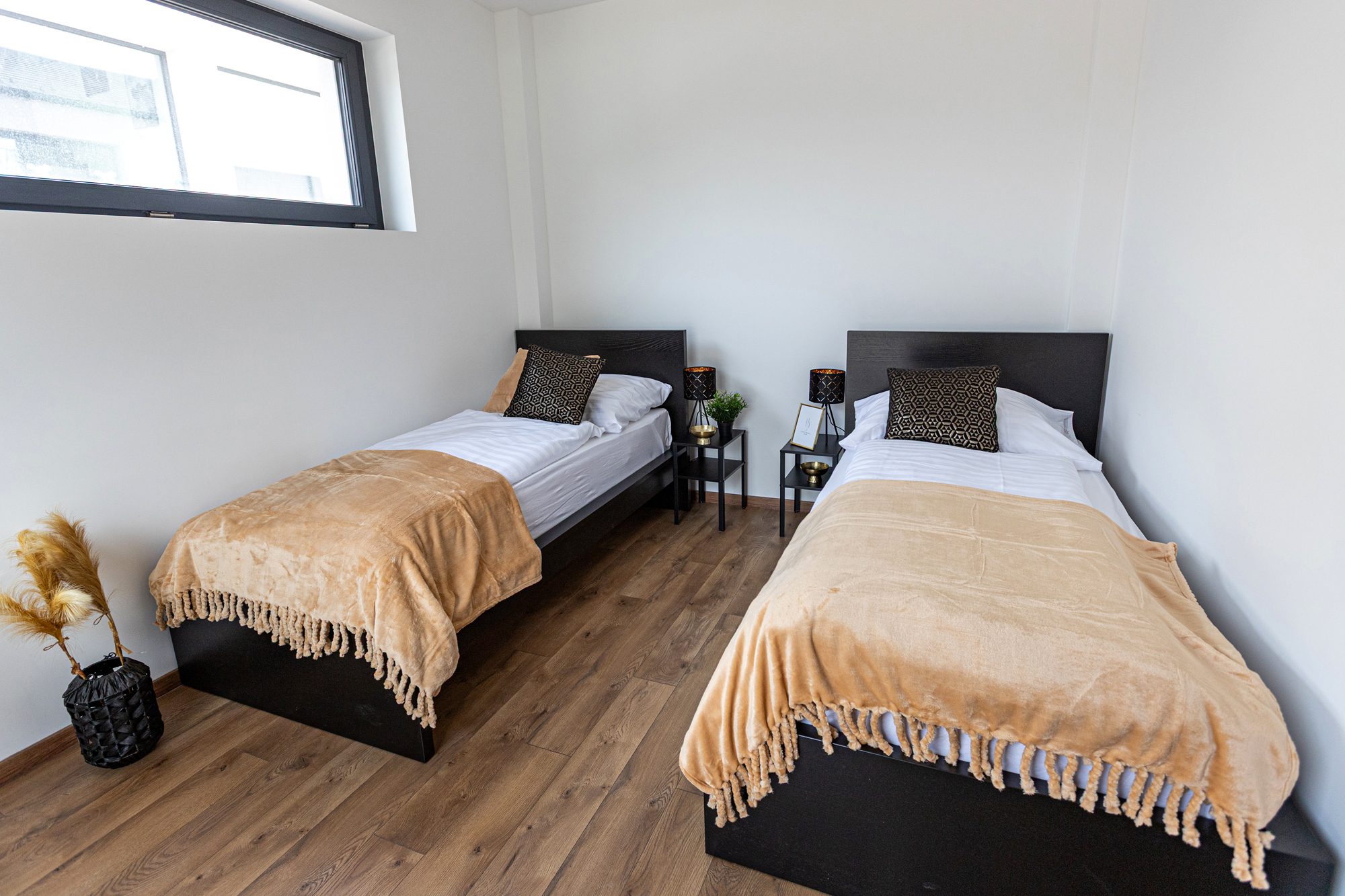 Bedroom villa accommodation Lake Balaton - Villa Porta Verde I two single beds with bedside table