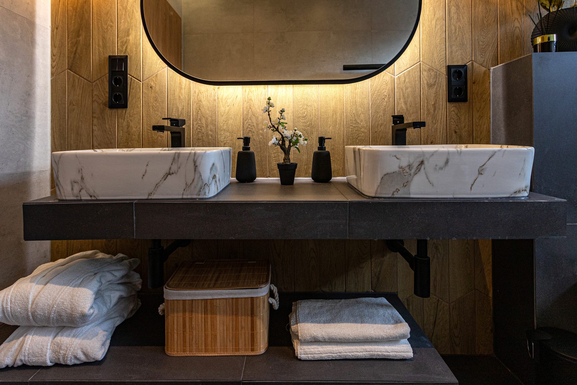 Bathroom villa rental Lake Balaton - Villa Porta Verde I luxury bathroom with double vanity and oval mirror