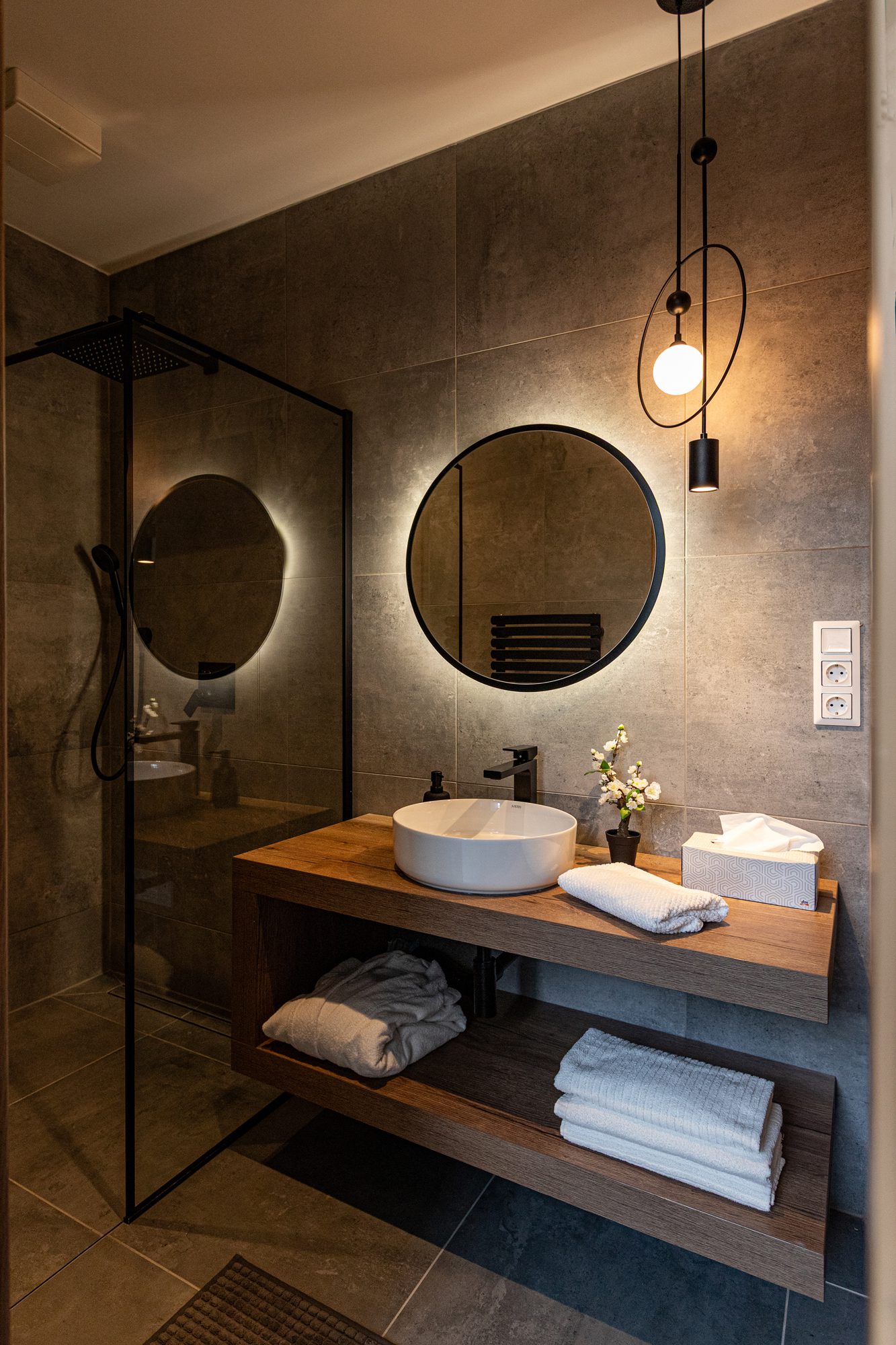 Bathroom villa rental Lake Balaton - Villa Porta Verde I modern bathroom with circular LED mirror and walk-in shower