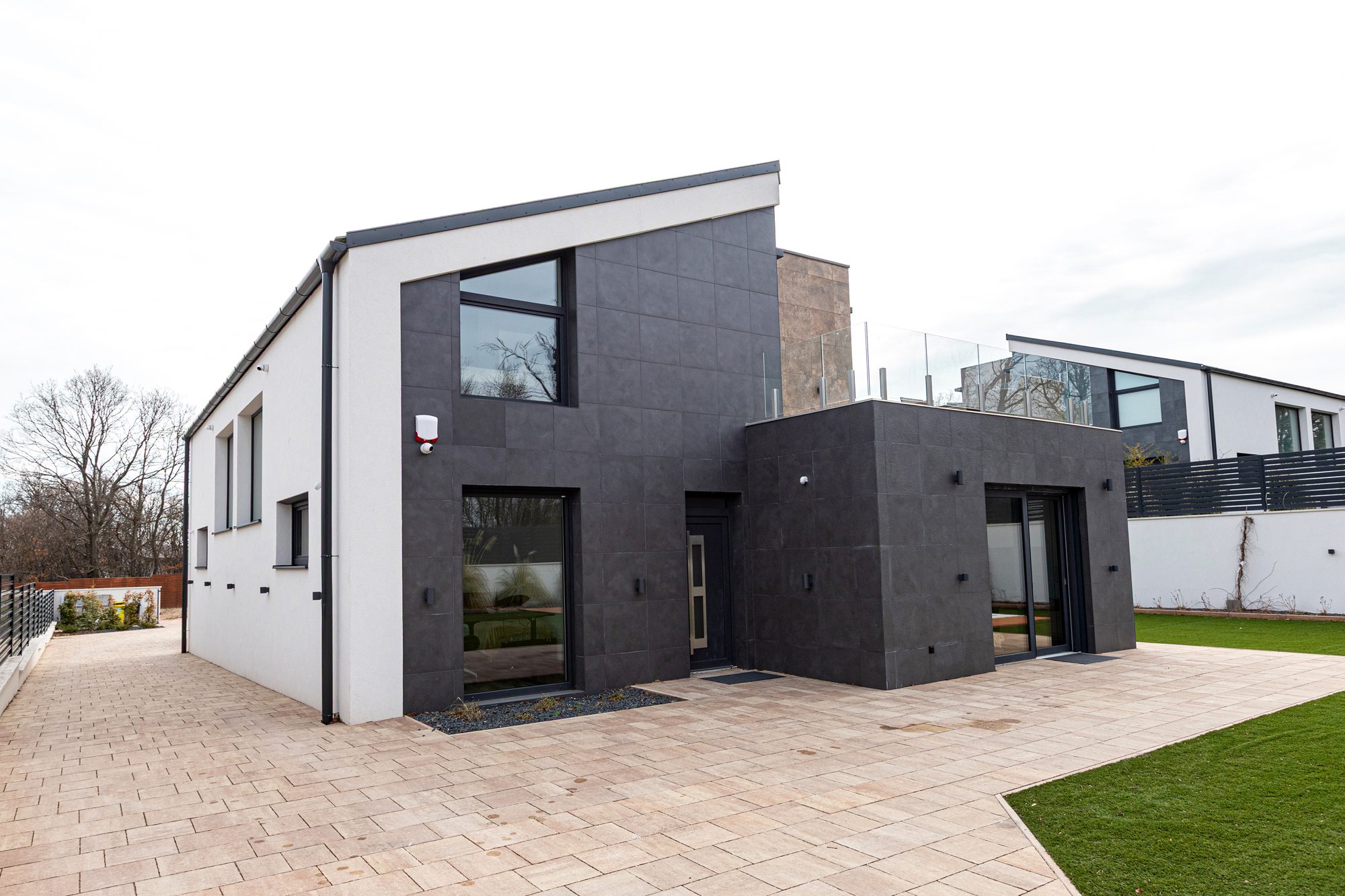 Villa exterior Balatonalmádi Hungary - Villa Porta Verde I modern architecture with dark grey and white cladding