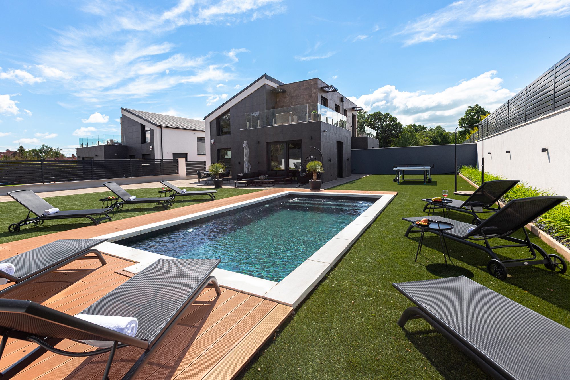 Private pool villa Balatonalmádi Lake Balaton - Villa Porta Verde I swimming pool with sun loungers and modern architecture