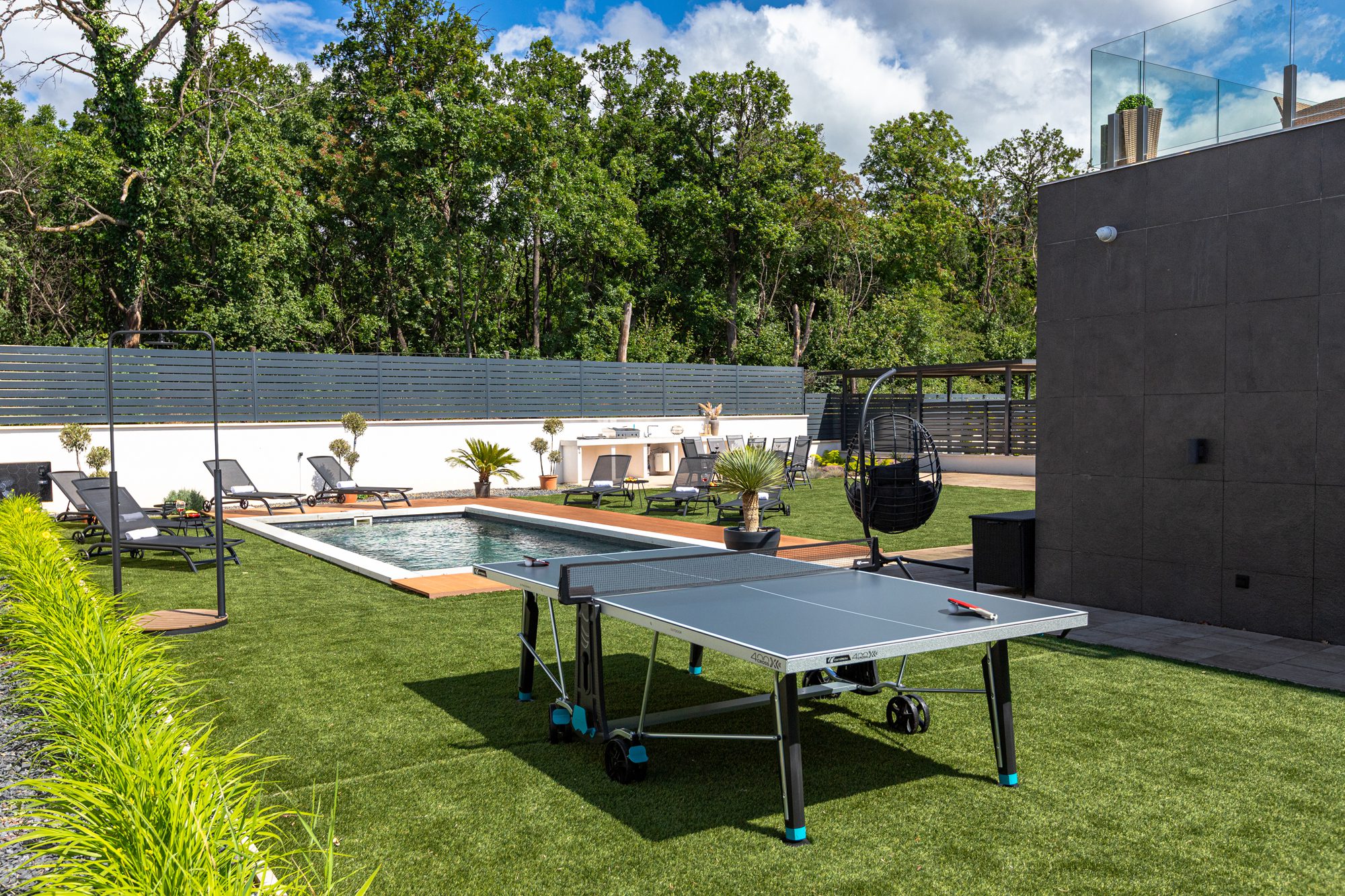 Pool villa rental Hungary - Villa Porta Verde I private pool area with ping-pong table and wooden deck