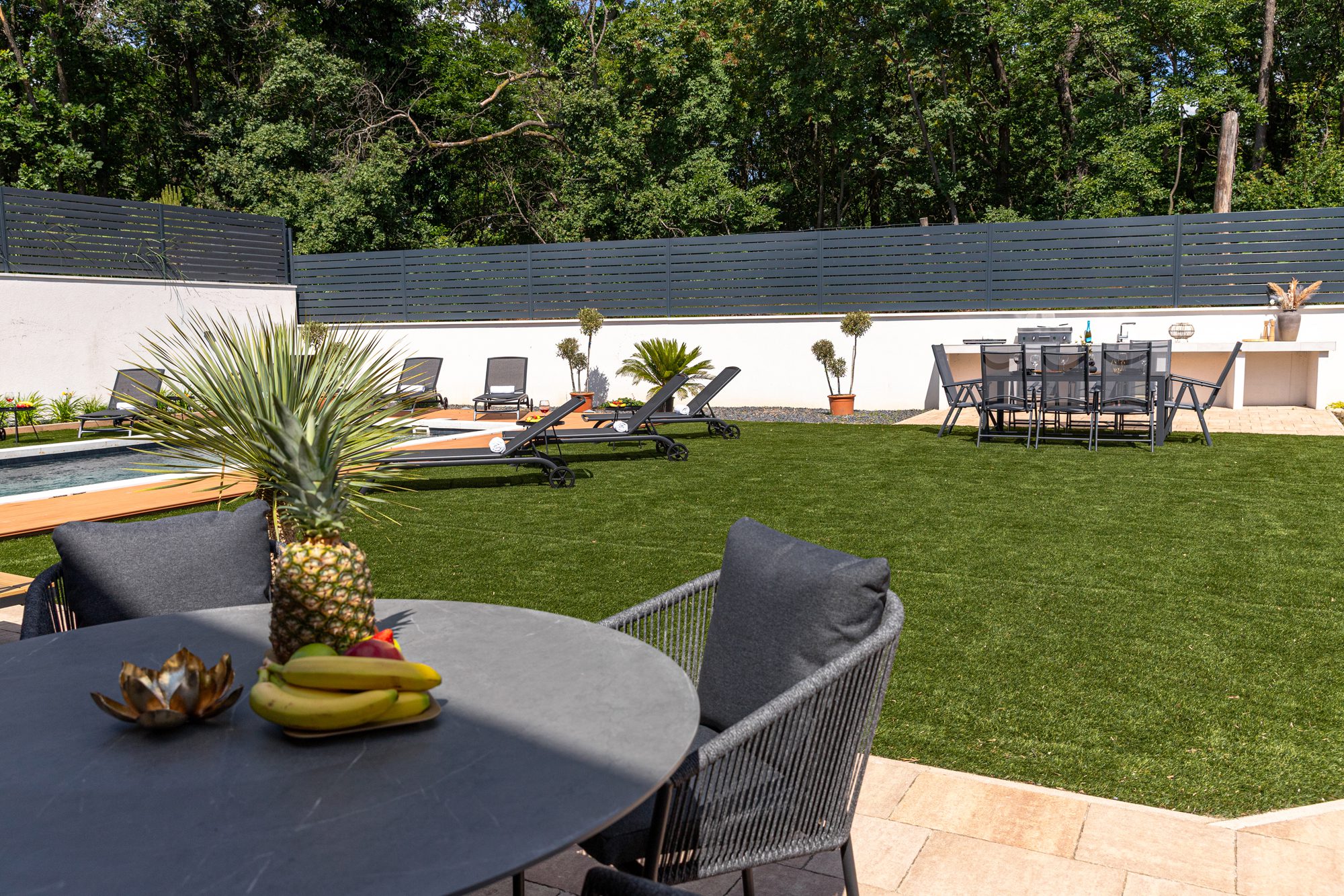 Luxury villa accommodation Lake Balaton - Villa Porta Verde I outdoor dining area with pool and artificial turf lawn