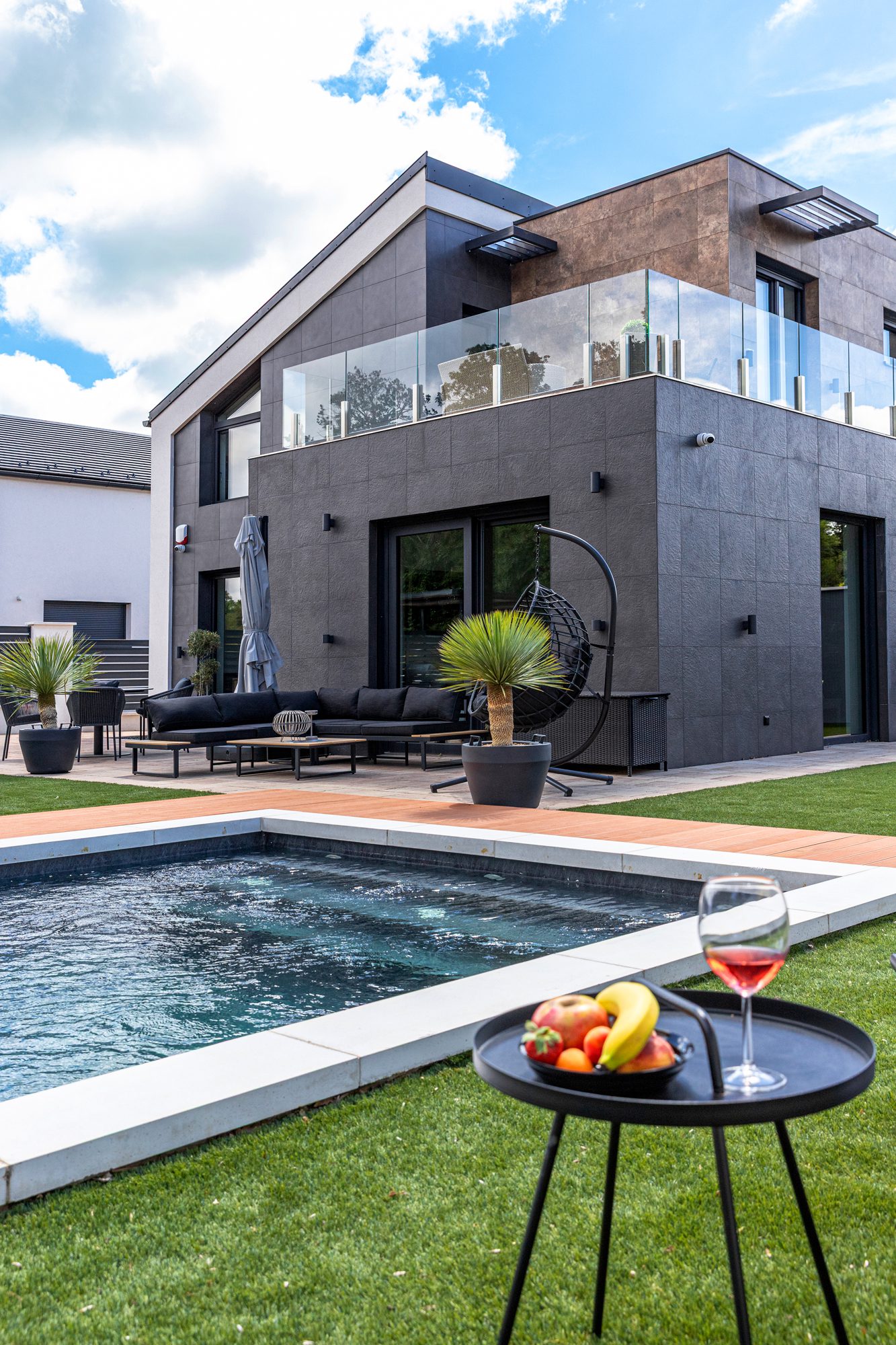 Private pool villa Balatonalmádi - Villa Porta Verde I swimming pool with dark blue water and modern villa exterior