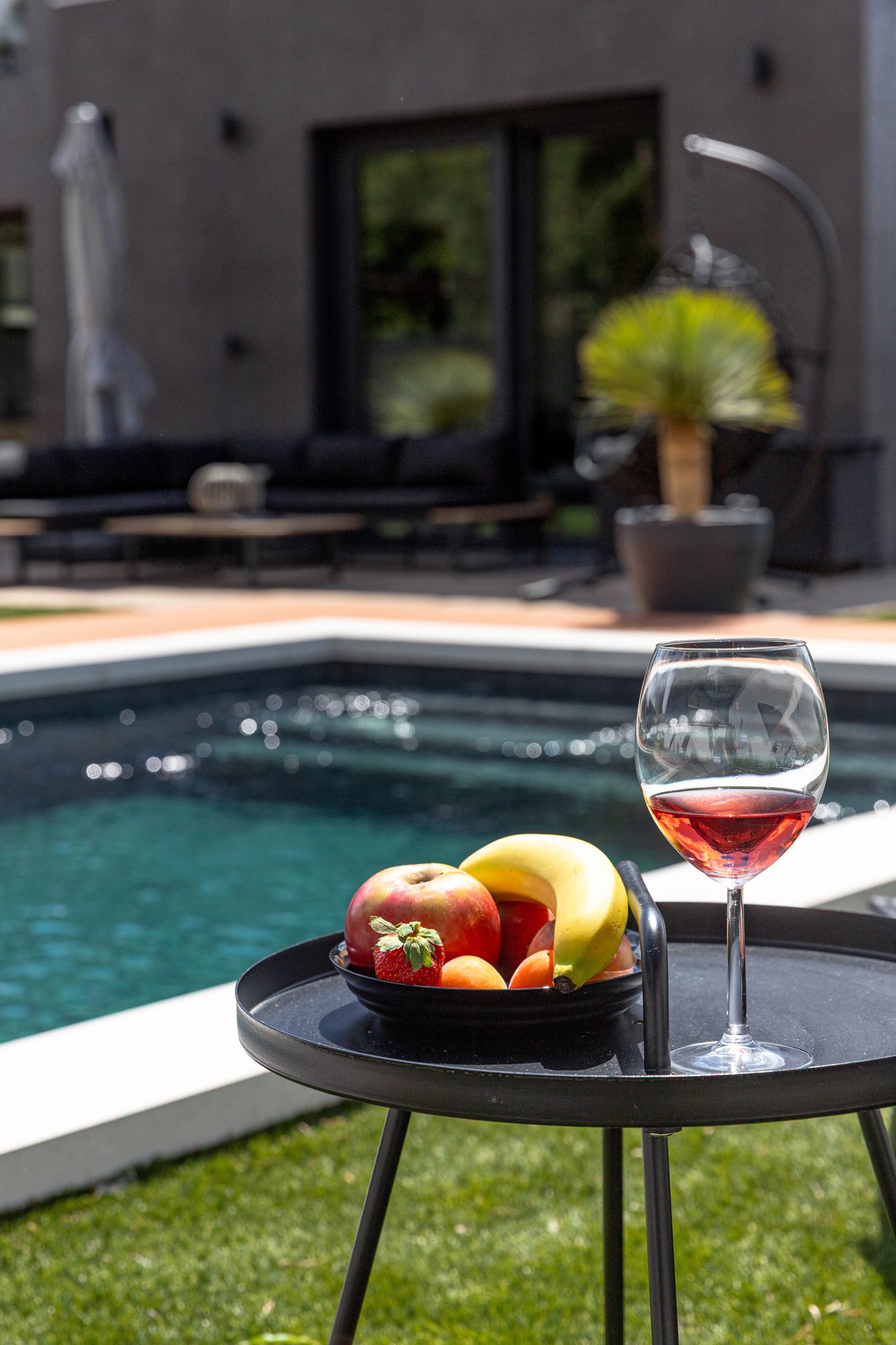 Pool villa rental Balatonalmádi - Villa Porta Verde I private pool area with outdoor furniture and fruit bowl