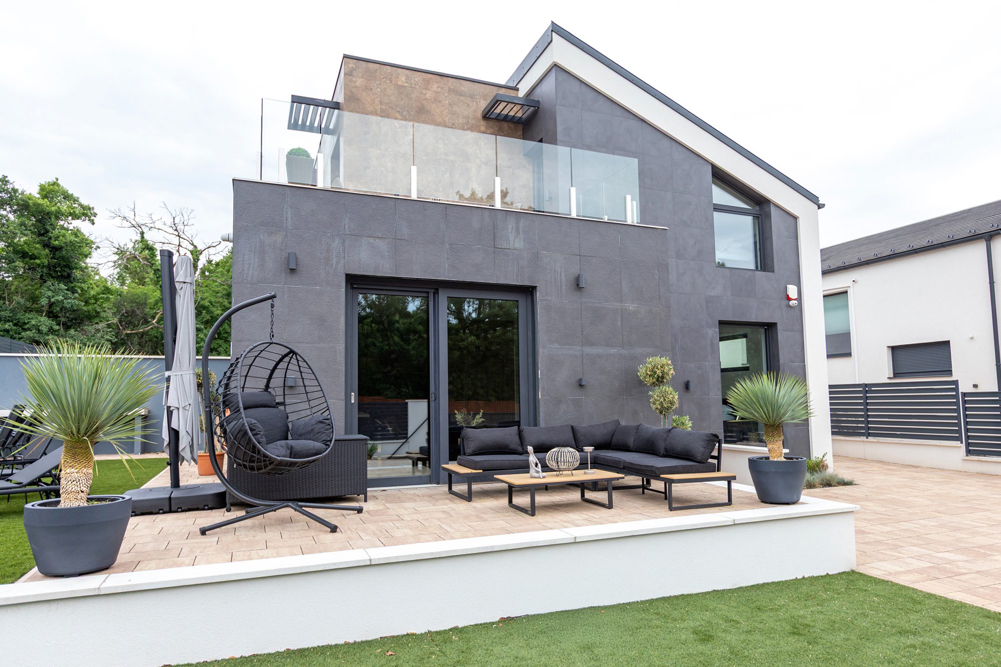 Villa exterior Balatonalmádi - Villa Porta Verde II modern villa with dark grey facade and outdoor patio