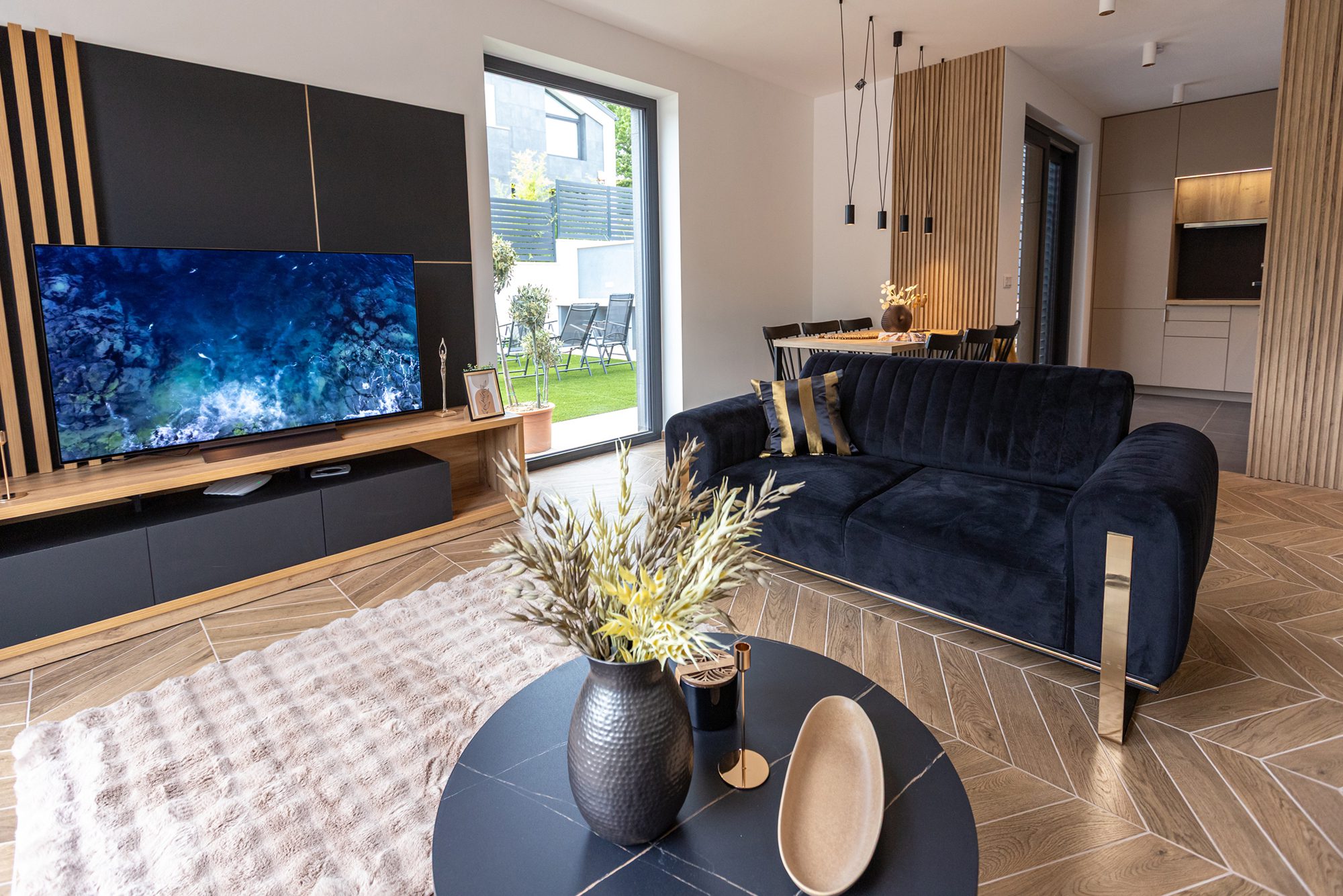 Open-plan villa accommodation Balatonalmádi - Villa Porta Verde II living, dining and kitchen area with modern design