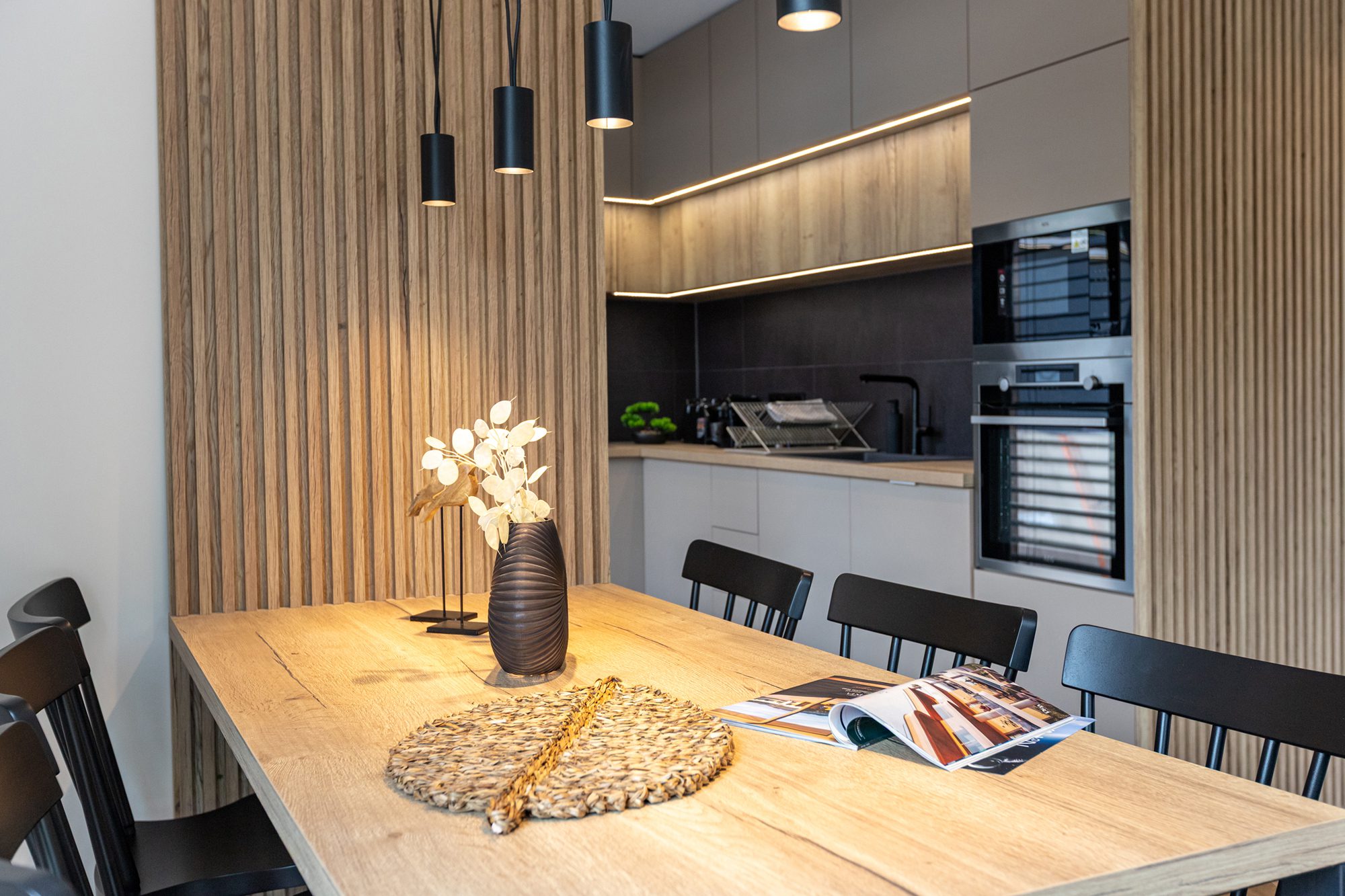 Dining and kitchen villa Lake Balaton - Villa Porta Verde II modern dining area with slatted wood wall and kitchen