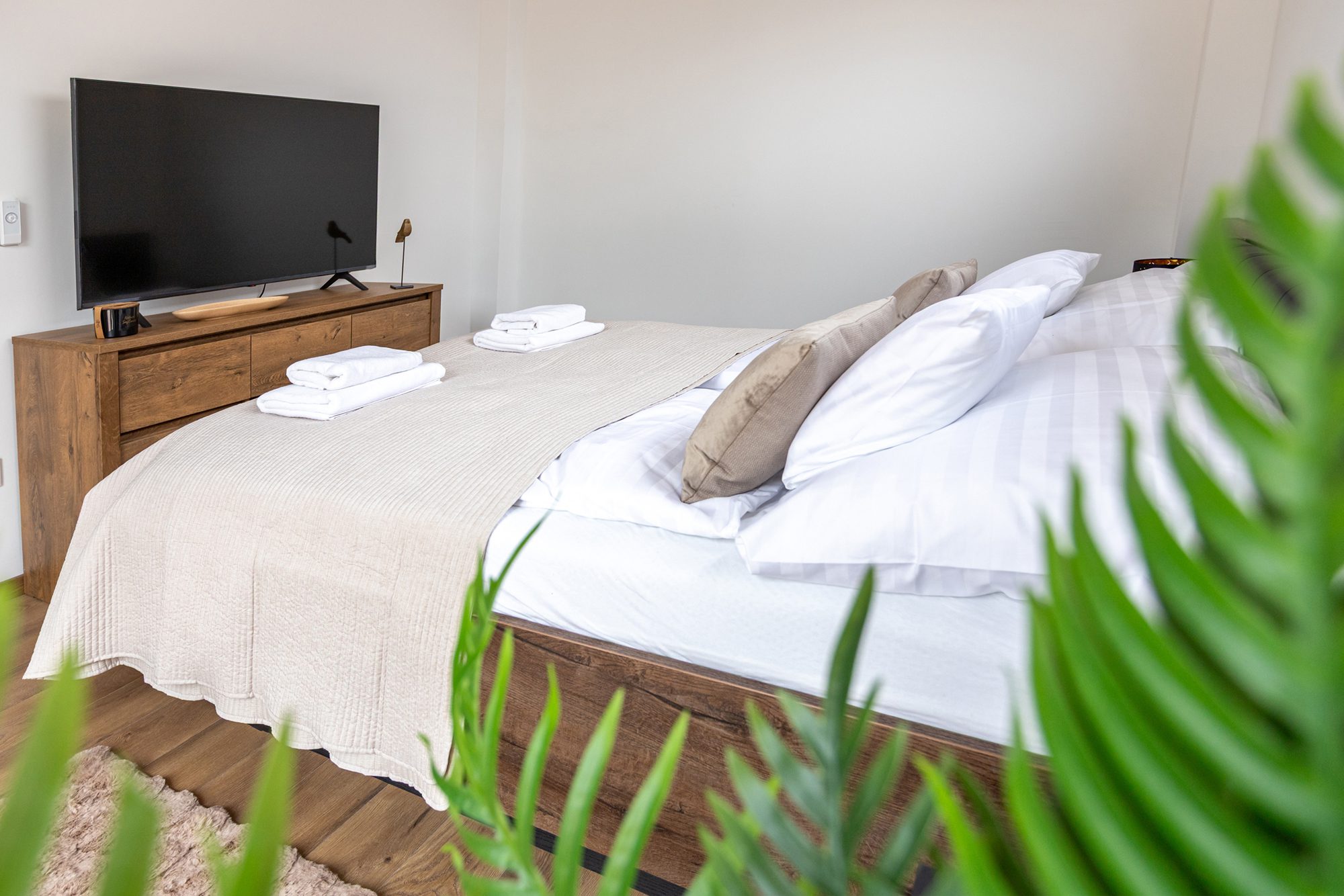 Bedroom villa rental Lake Balaton - Villa Porta Verde II bedroom with wooden frame, dresser and TV