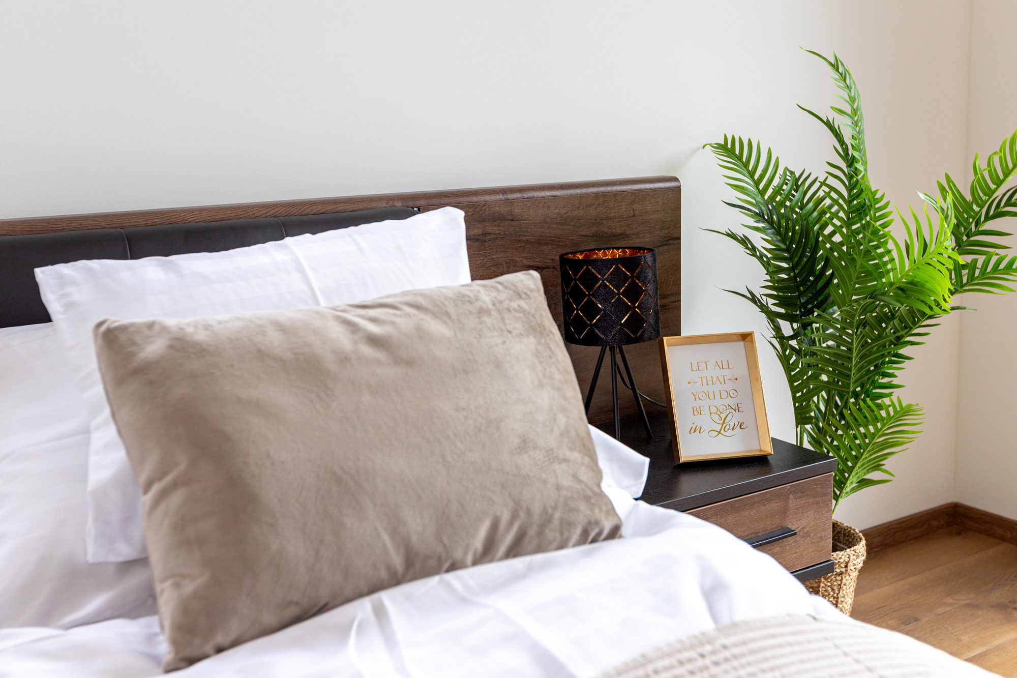 Bedroom villa Balatonalmádi - Villa Porta Verde II bedroom with velvet cushion and decorative nightstand