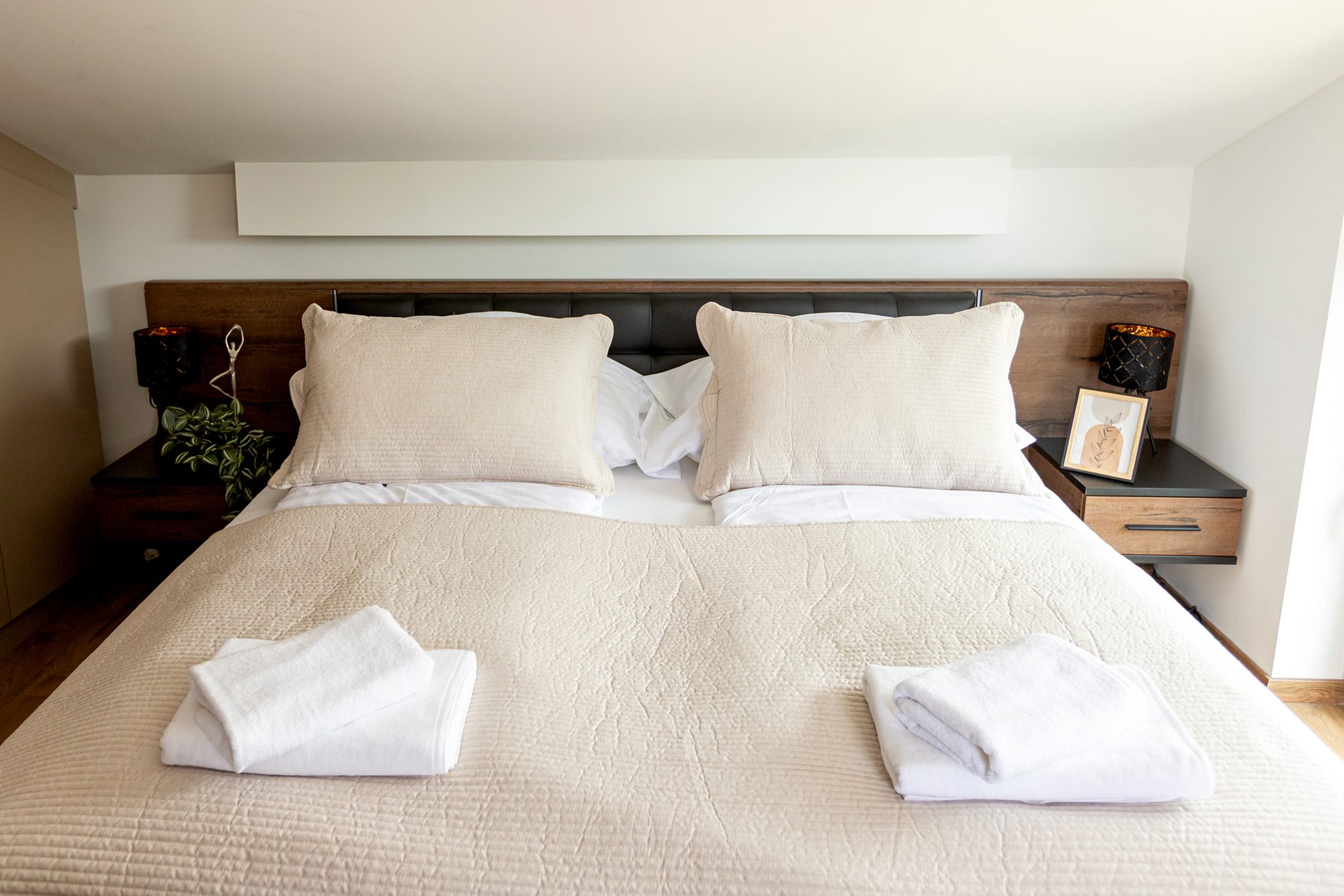 Bedroom villa rental Lake Balaton - Villa Porta Verde II bedroom with wooden headboard and two nightstands