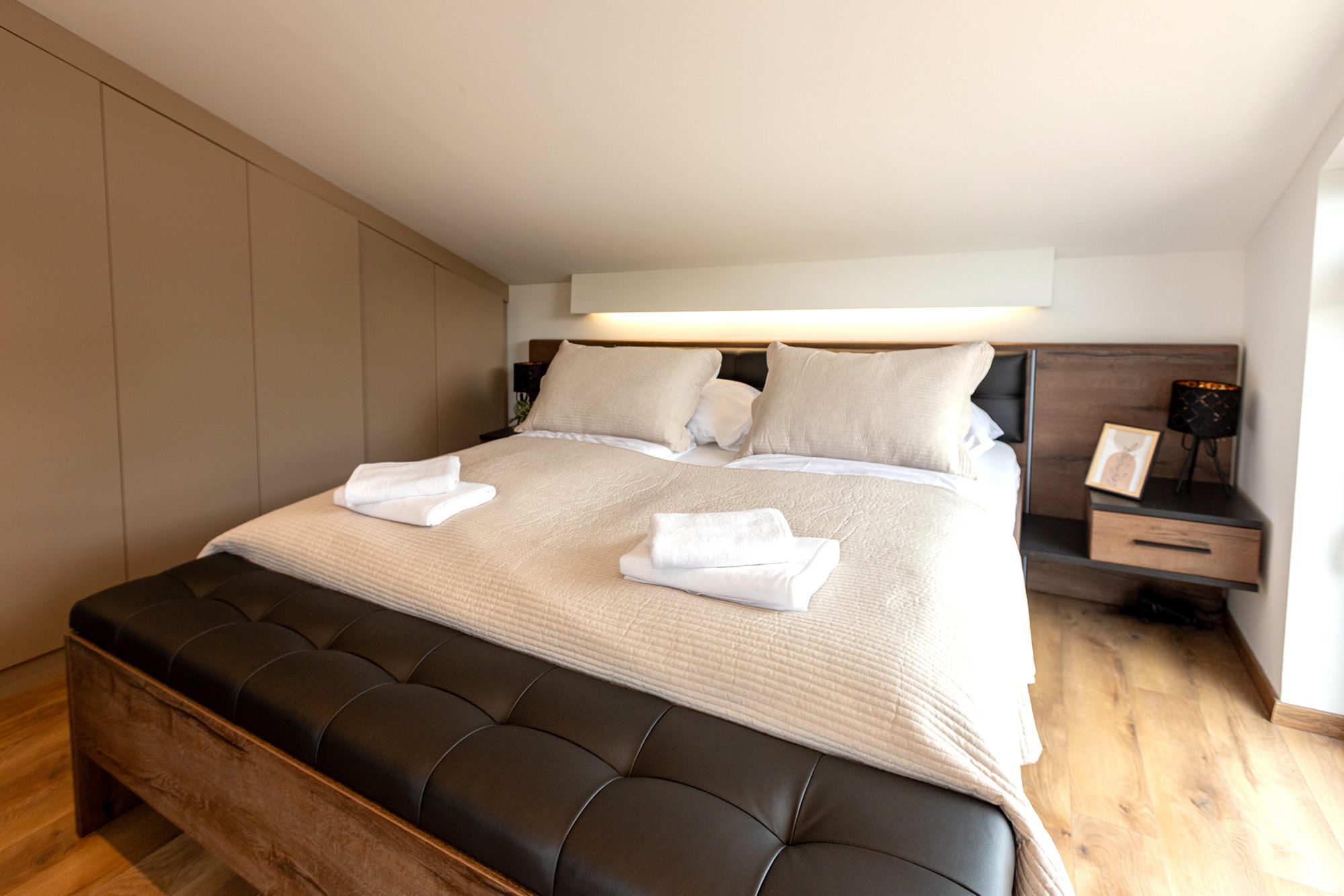 Bedroom villa Balatonalmádi - Villa Porta Verde II bedroom with tufted bench and sloped ceiling