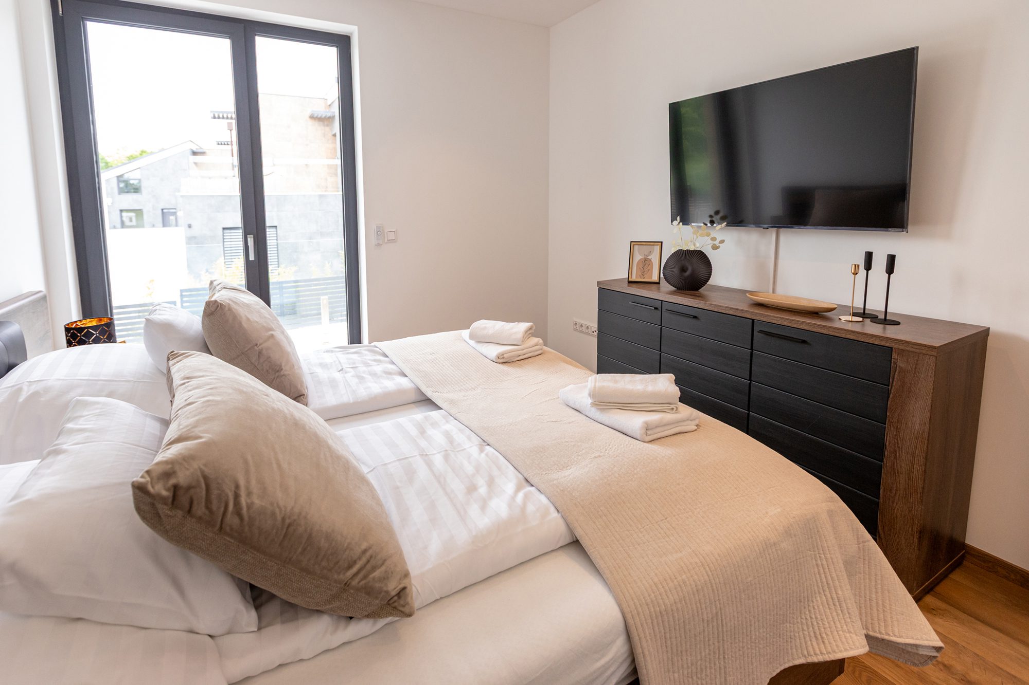 Bedroom villa accommodation Lake Balaton - Villa Porta Verde II bedroom with white bedding and large glass door