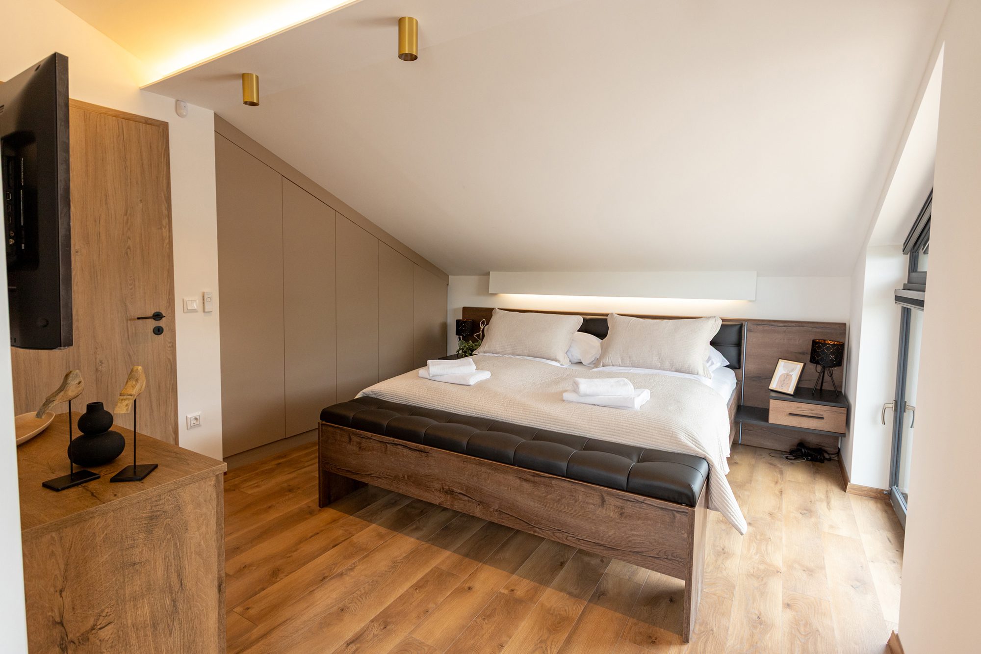 Bedroom villa Balatonalmádi - Villa Porta Verde II bedroom with tufted bench, wardrobe and sloped ceiling