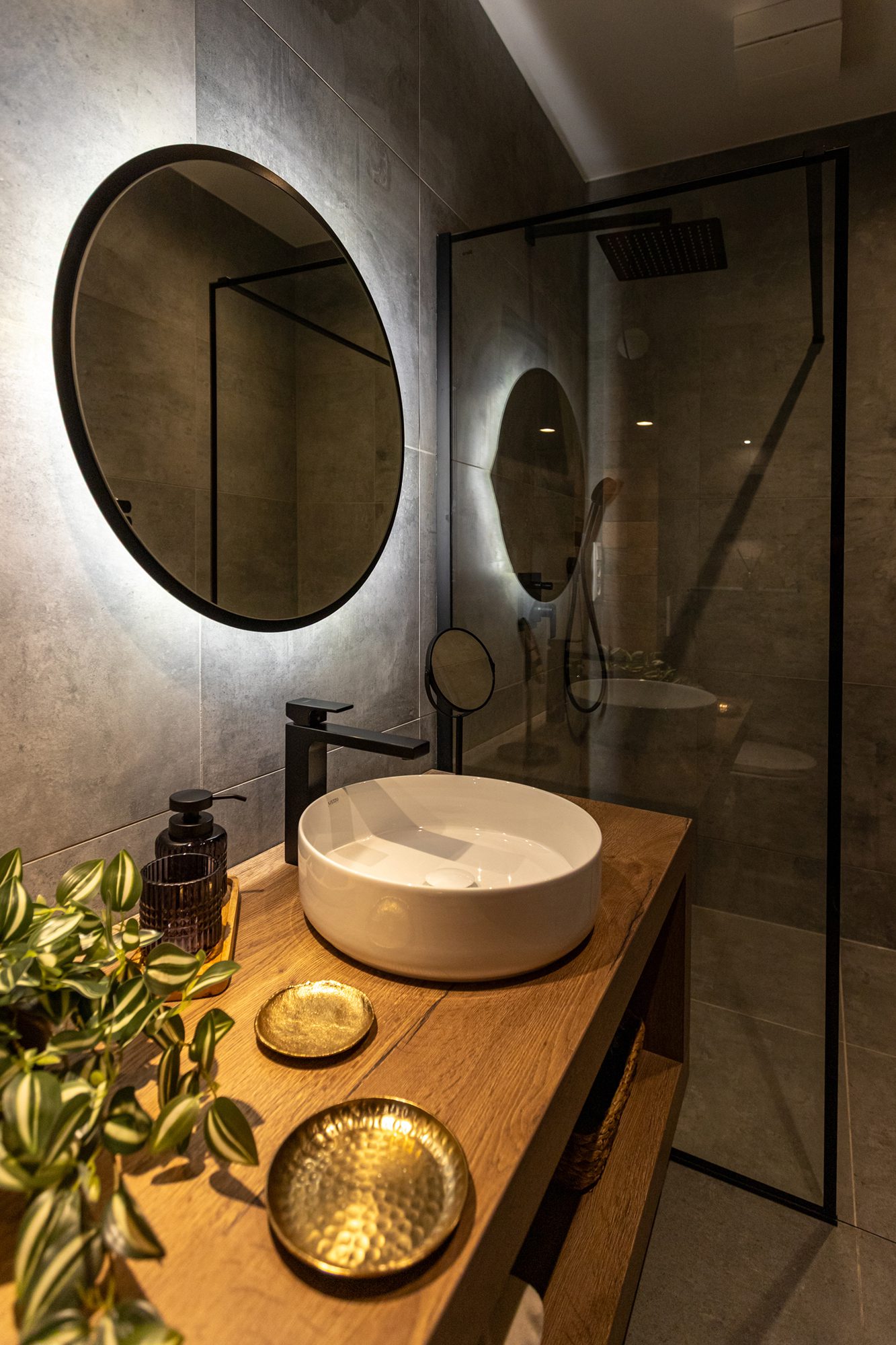 Bathroom villa accommodation Lake Balaton - Villa Porta Verde II modern bathroom with round mirror and walk-in shower