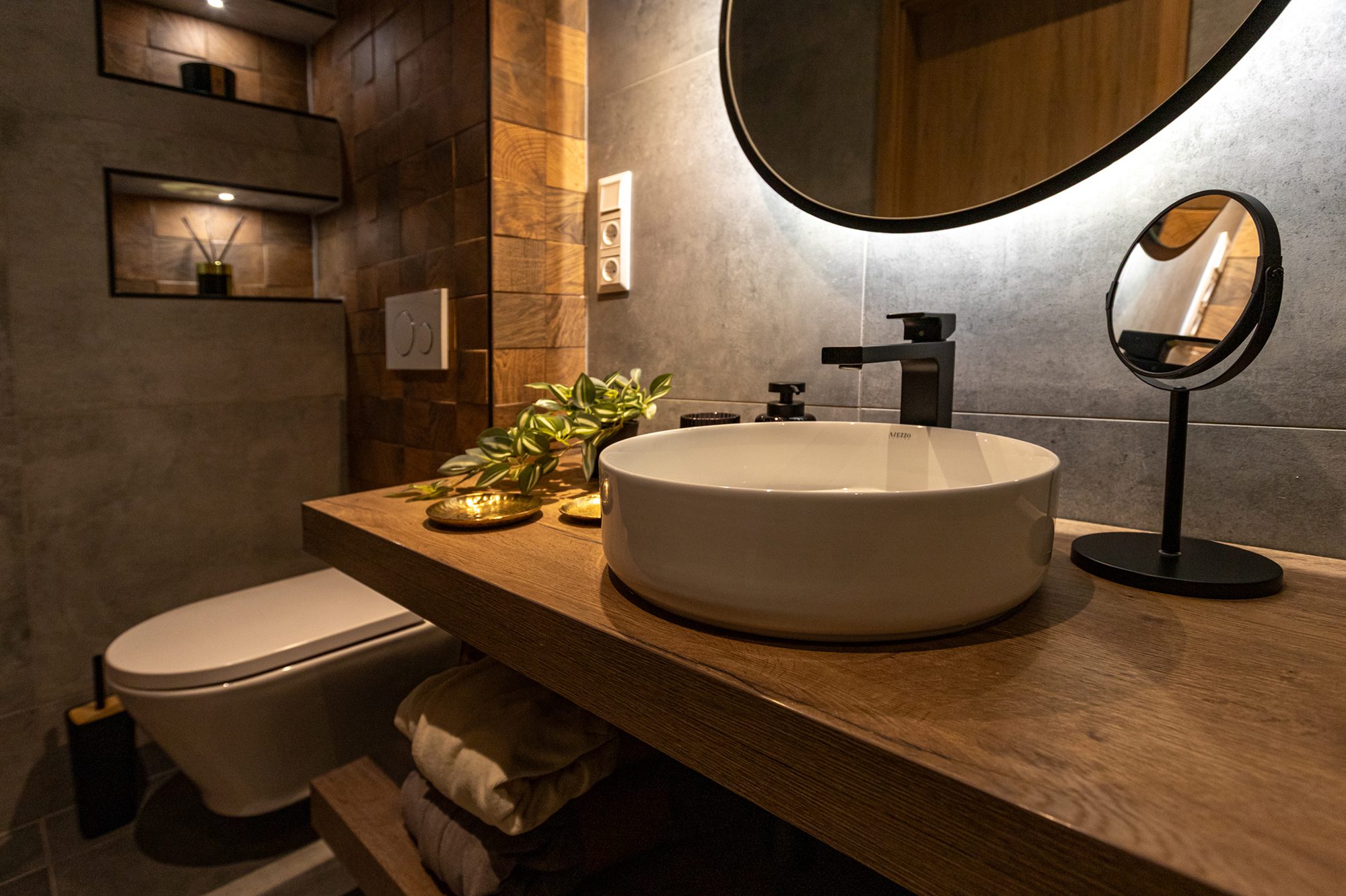 Bathroom villa rental Balatonalmádi - Villa Porta Verde II bathroom with LED mirror and wooden panels