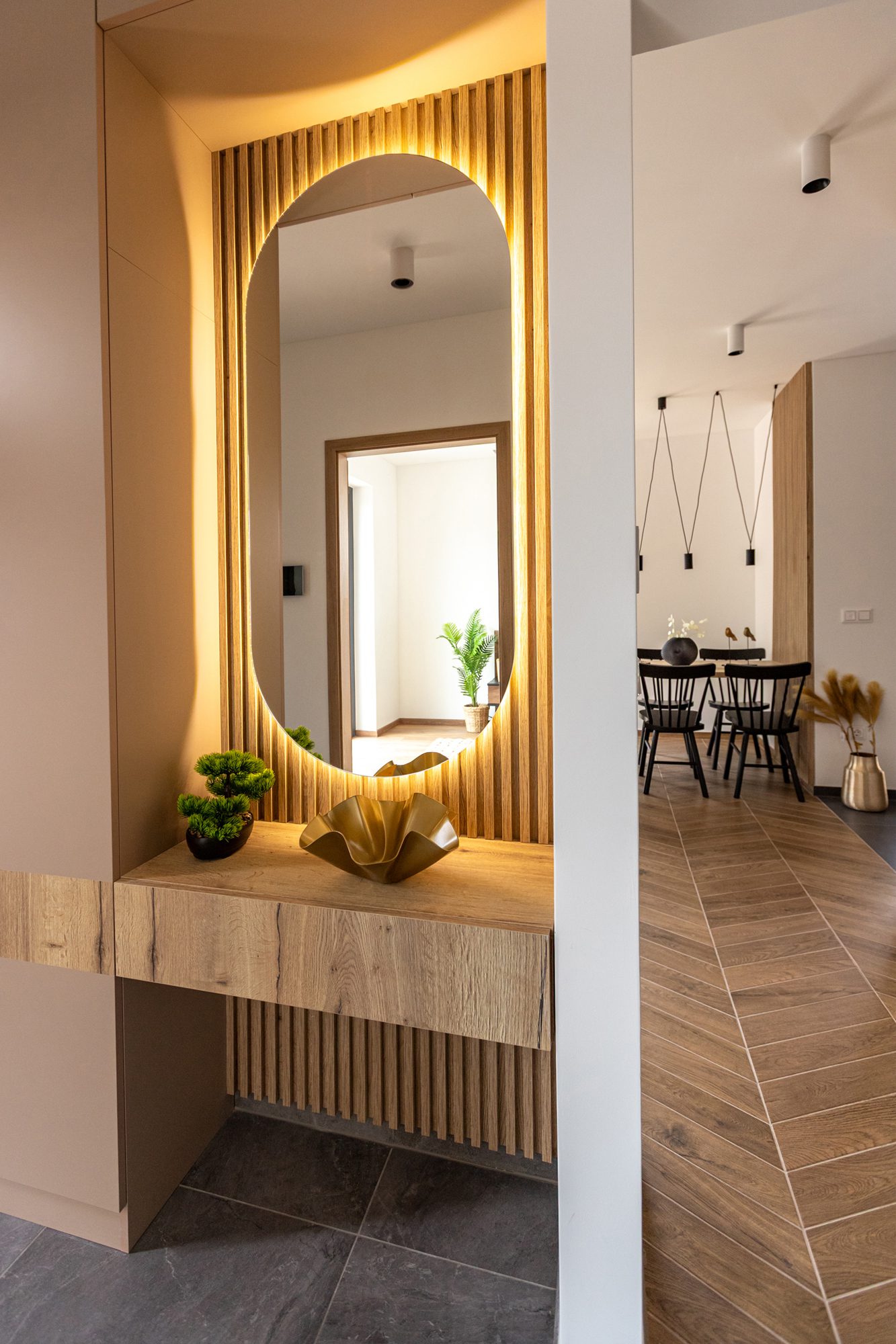 Entryway villa accommodation Balatonalmádi - Villa Porta Verde II modern hallway with console and dining area visible