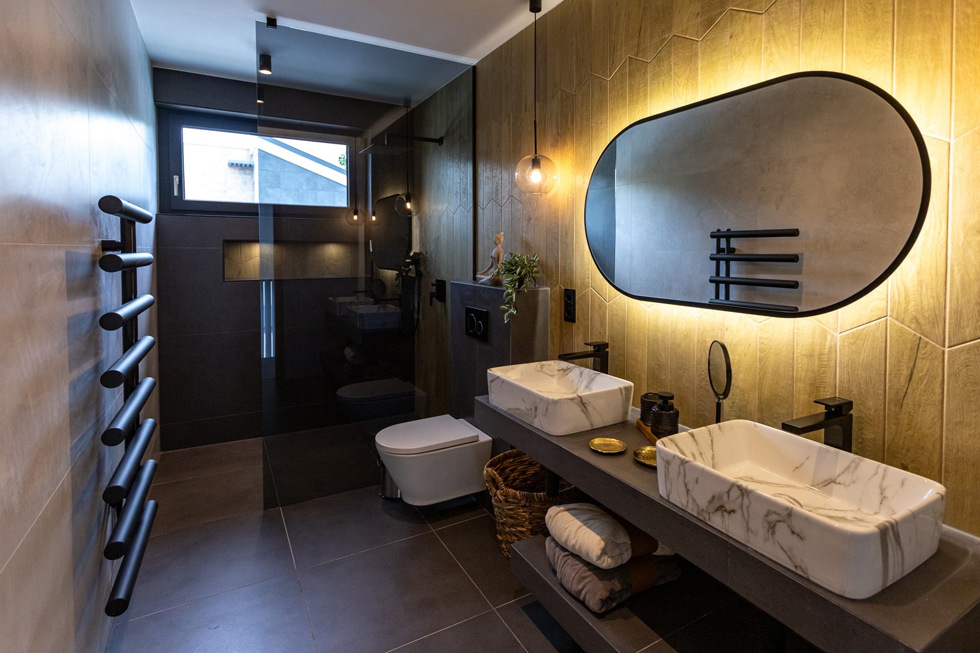 Bathroom villa Hungary - Villa Porta Verde II luxury bathroom with double vanity and hexagonal wood tiles