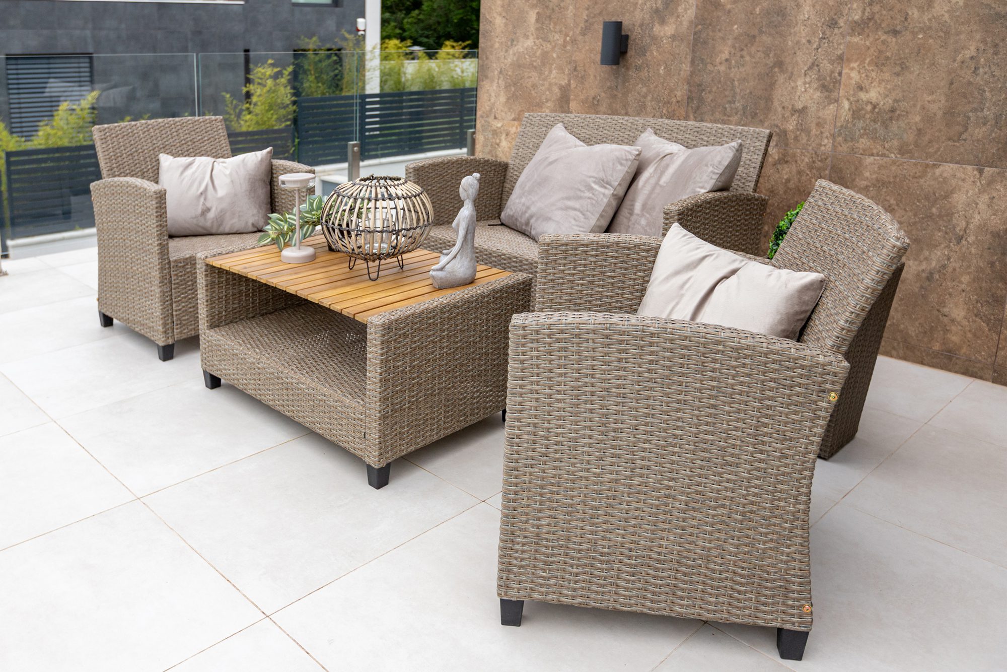 Outdoor patio furniture villa Hungary - Villa Porta Verde II rattan furniture set with coffee table on tiled patio
