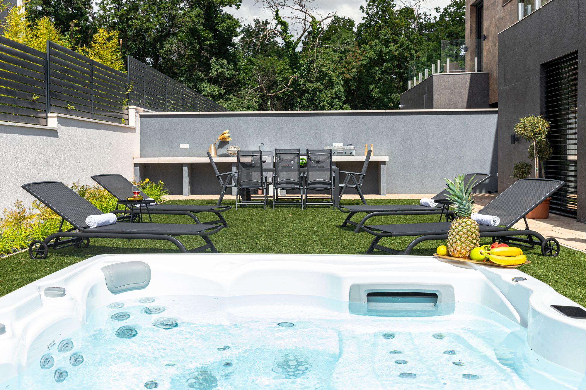 Jacuzzi villa Balatonalmádi Lake Balaton - Villa Porta Verde II hot tub with bubbling water and outdoor lounge area